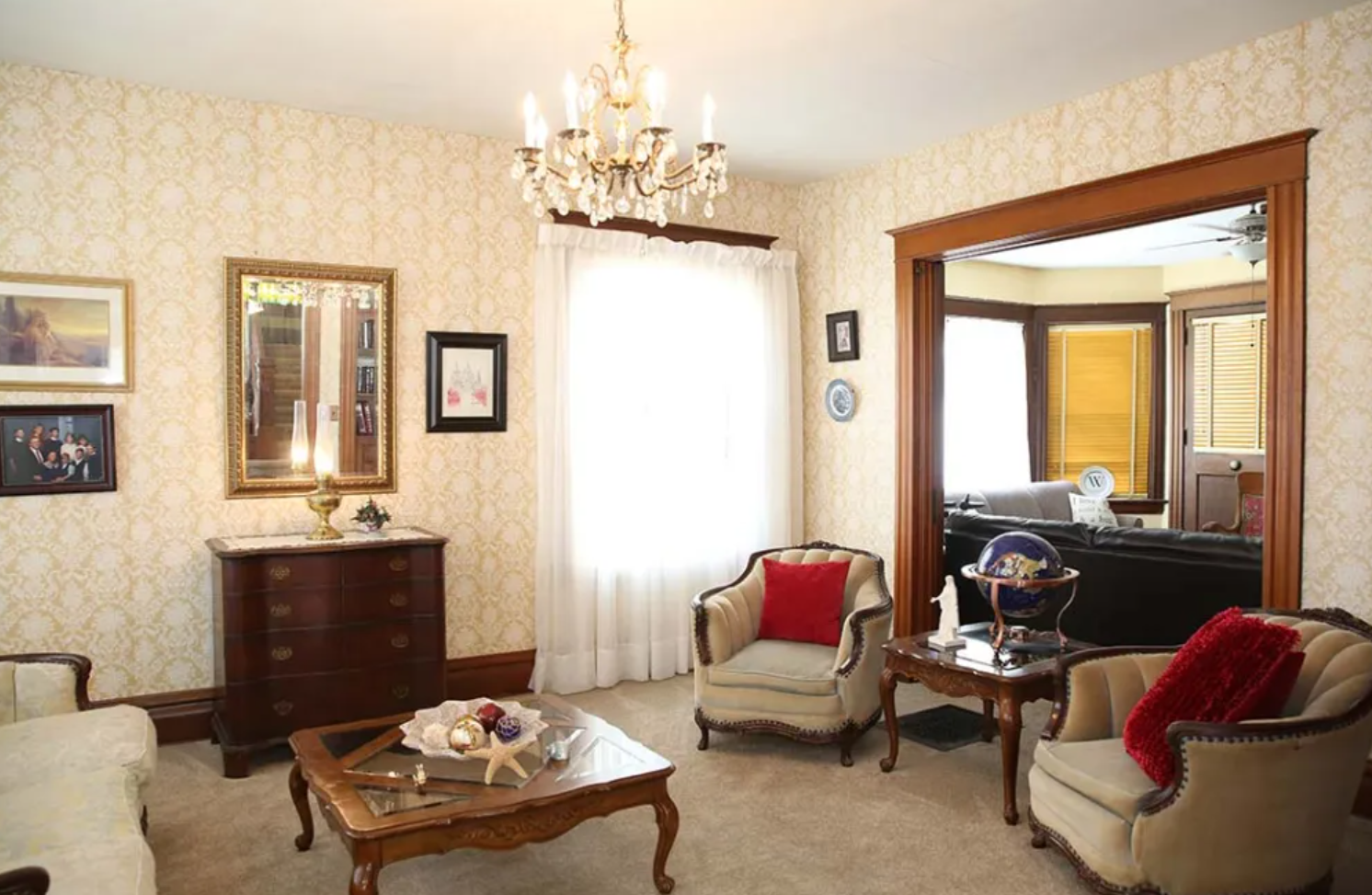 Shoal Creek Bed & Breakfast - parlor