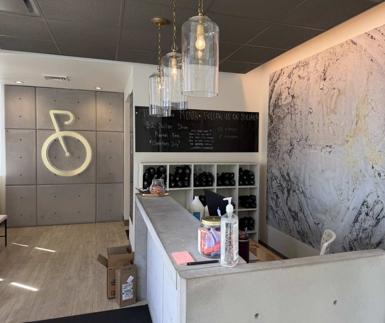 Rideologie - interior desk
