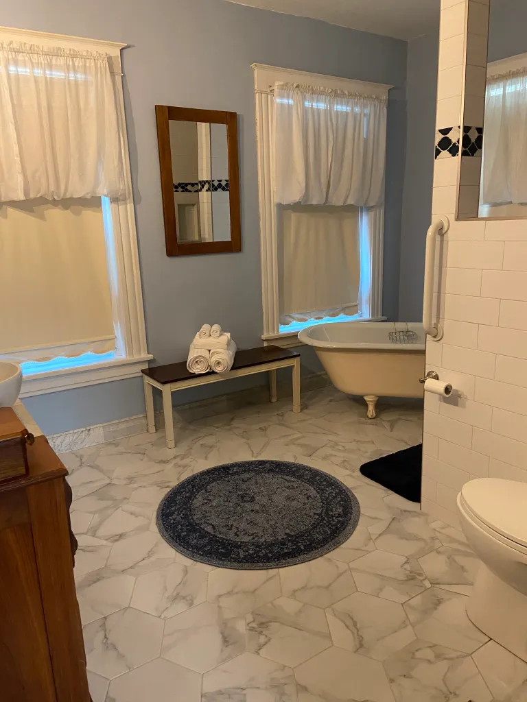 Shoal Creek Bed & Breakfast - The Estate Suite bathroom