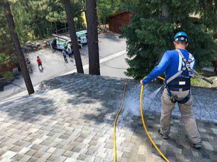 roof maxx worker - Biznis Resource Roof Maxx - rejuvenation service